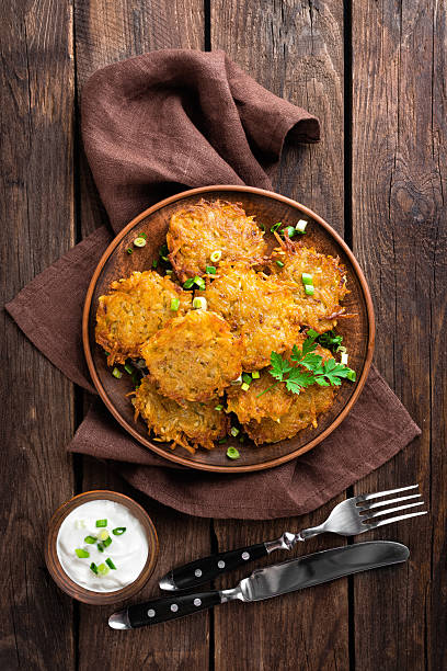 frittelle di patate  - latke foto e immagini stock