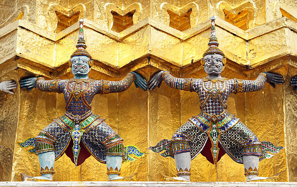 riesen statue wat phra kaew tempel von smaragd buddha. lan - 1080i stock-fotos und bilder