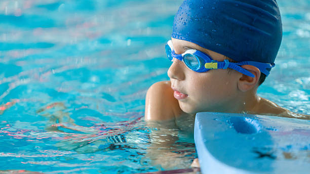 young nadador - early teens child swimming pool swimming fotografías e imágenes de stock