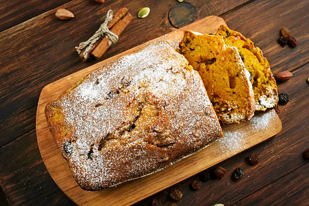 pão de abóbora, vista superior - walnut bread - fotografias e filmes do acervo