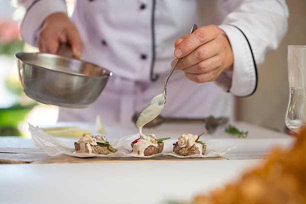 mains avec casserole et cuillère. - cuisine française photos et images de collection