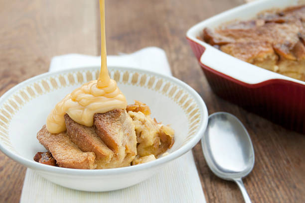 budín de pan y mantequilla que se sirve con natillas - crema de natillas fotografías e imágenes de stock