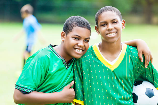 de beaux copains de football adolescents sourient fièrement - goalie soccer soccer player teenage boys photos et images de collection