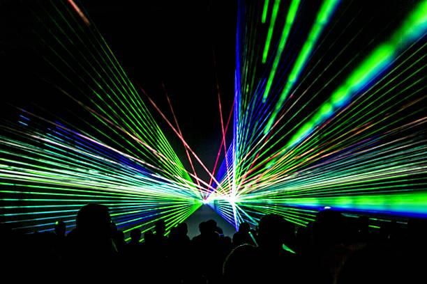 raggi laser in streaming nella vita notturna della discoteca - laser lasershow exhibition dancing foto e immagini stock