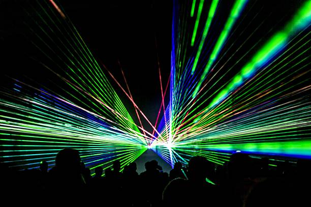 laser show promienie strumień w życiu nocnym disco party - laser nightclub performance illuminated zdjęcia i obrazy z banku zdjęć