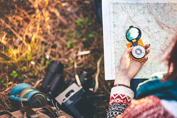 wanderer mit kompass und karte in der natur - compass map hiking orienteering stock-fotos und bilder