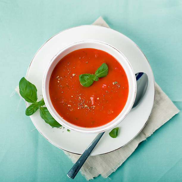 sopa de tomate con albahaca fresca - sopa de tomate fotografías e imágenes de stock