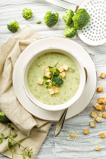 fresh broccoli soup with croutons - food vegan food gourmet vegetarian food imagens e fotografias de stock