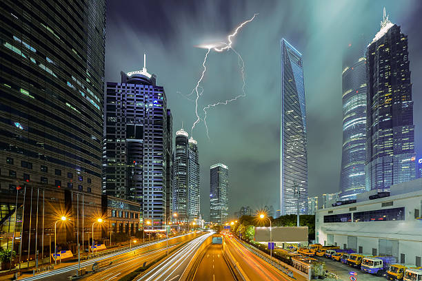 nacht stadtansicht mit starken lightning  - lightning thunderstorm city storm stock-fotos und bilder