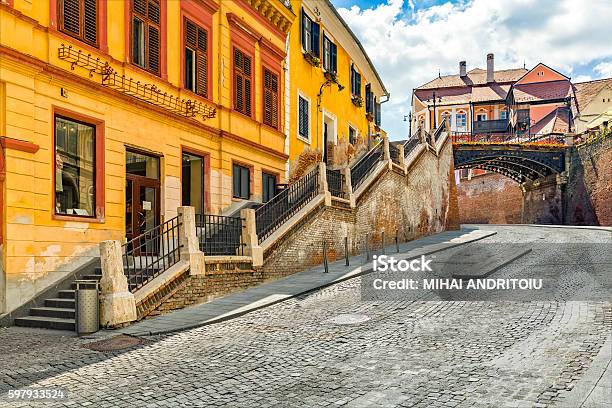 La Calle Adoquinada De Sibiu Pasa Por Debajo Del Puente De Las Mentiras Foto de stock y más banco de imágenes de Sibiu