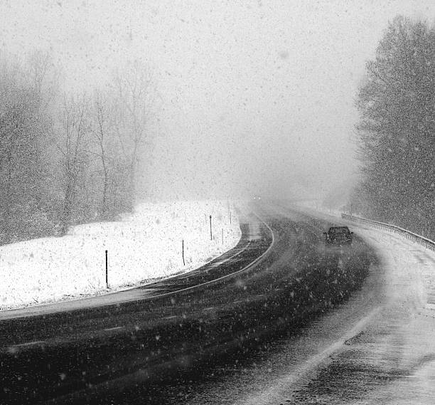 冬の湖効果ブリザードスノー農村ニューヨーク州ハイウェイ - car winter road reflector snow ストックフォトと画像