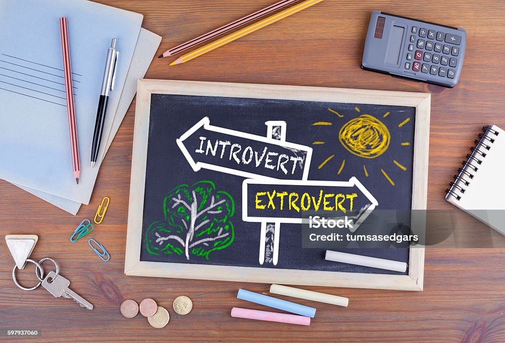 Introverti - Panneau extraverti dessiné sur un tableau noir - Photo de Timide libre de droits