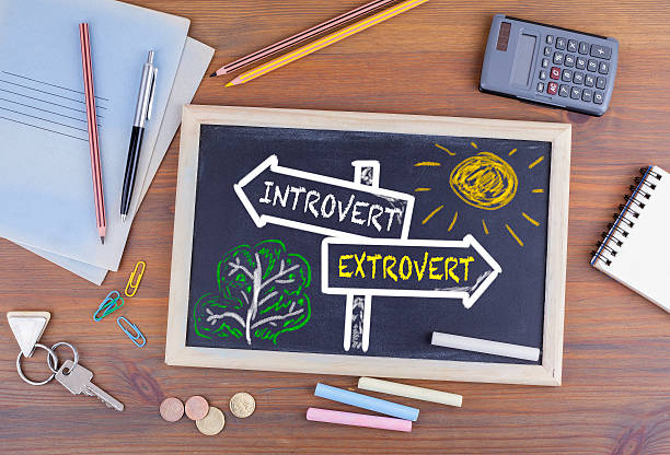 introverso - cartello estroverso disegnato su una lavagna - affettato foto e immagini stock