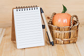 notizbuch-und-stift-auf-holztisch.jpg?b=
