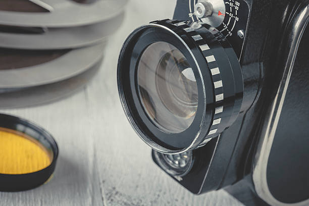 古い映画カメラとフィルムリール - director film industry camera old fashioned ストックフォトと画像