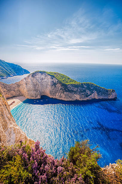 navagio ビーチで難破船の島ギリシャザキントス島 - beautiful blue sport vertical ストックフォトと画像