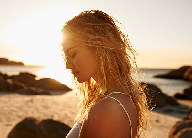 그 자연의 해변 의 아름다움 - blond woman 뉴스 사진 이미지