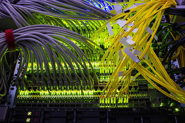 réseau écran plat, changez et la télévision par câble dans le centre de données - data network server center fiber optic photos et images de collection