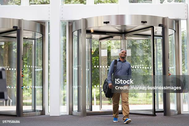 Hombre Negro De Mediana Edad Entrando En El Vestíbulo Del Edificio Moderno Foto de stock y más banco de imágenes de Llegada