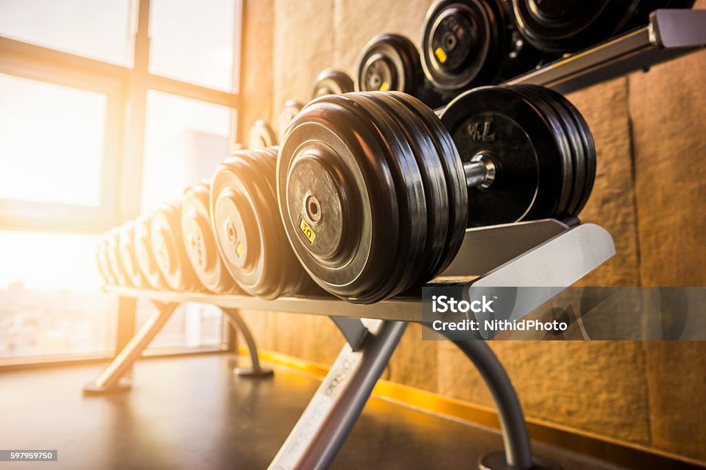 Sala de fitness por la mañana - Foto de stock de Centro de bienestar libre de derechos