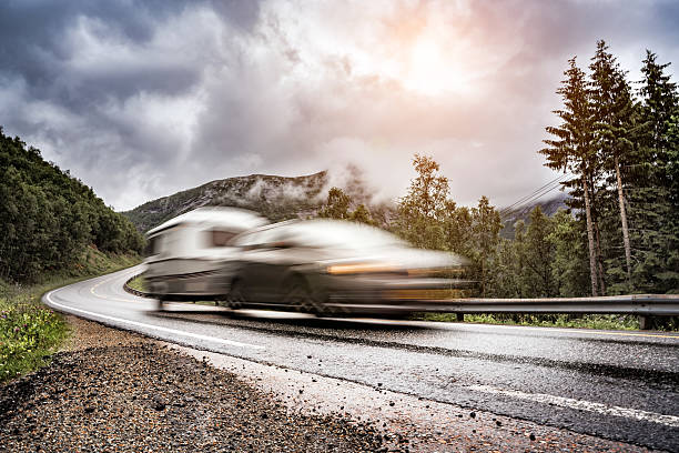 la caravane-remorque circule sur l’autoroute. - motor home camping mobile home vehicle trailer photos et images de collection