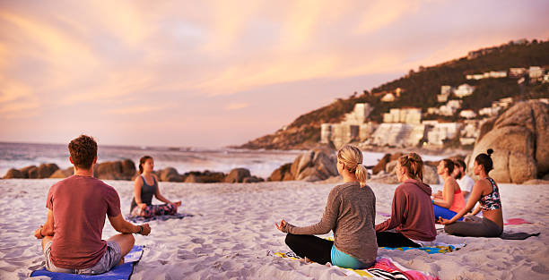 es un día perfecto para el yoga en la playa - sunset sea tranquil scene sunrise fotografías e imágenes de stock