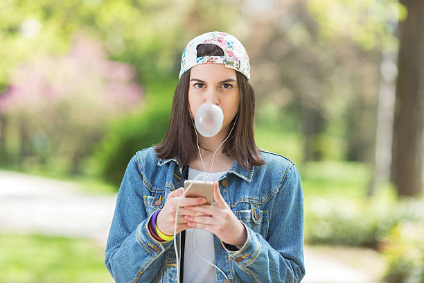 nastolatka wieje z myślami - chewing gum audio zdjęcia i obrazy z banku zdjęć