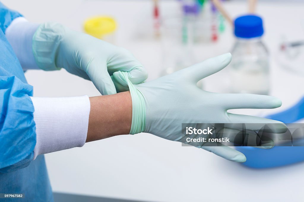 Arzt zieht op-Handschuhe an - Lizenzfrei Schutzhandschuh Stock-Foto