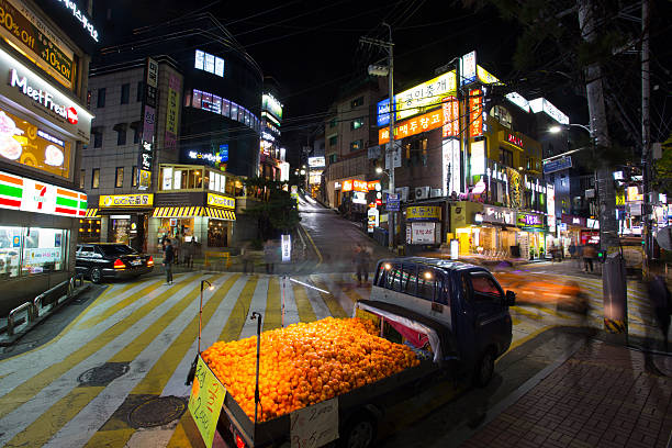 rues de gangnam - commercial sign illuminated urban scene outdoors photos et images de collection