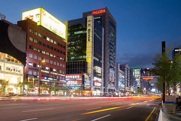 rues de gangnam - commercial sign illuminated urban scene outdoors photos et images de collection