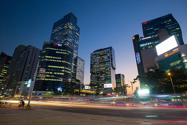 rues de gangnam - commercial sign illuminated urban scene outdoors photos et images de collection