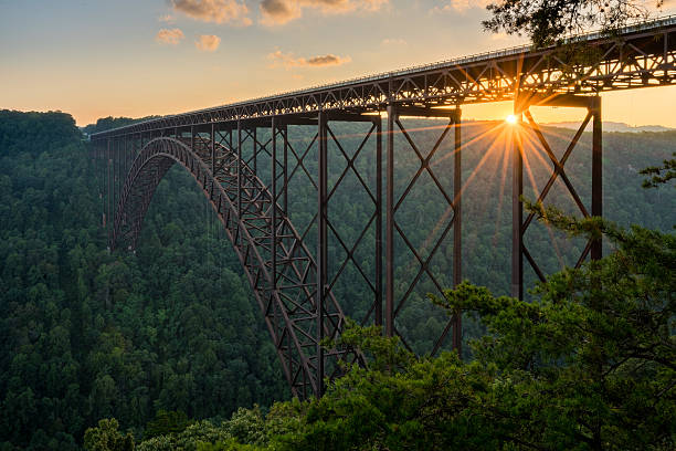 sonnenuntergang an der new river gorge bridge in west virginia - high up usa stock-fotos und bilder