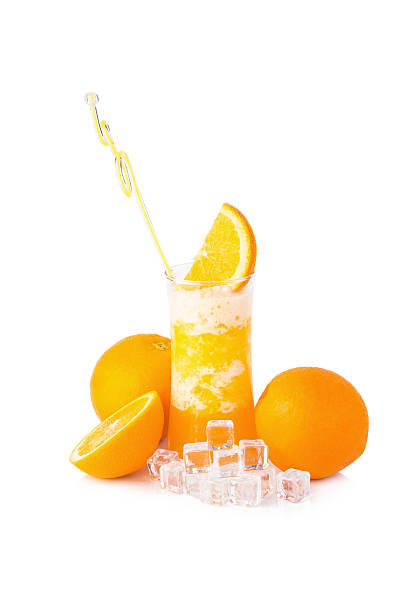 sumo de laranja e fatias de laranja isoladas no branco - freshly squeezed orange juice imagens e fotografias de stock