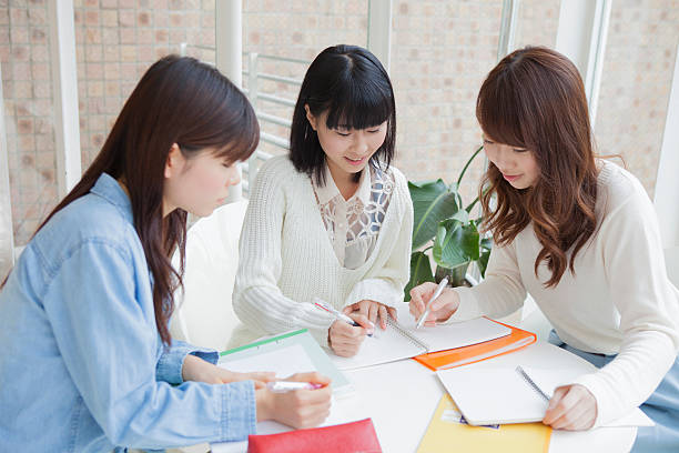 日本の若い女性3人が勉強 - 女子大生 ストックフォトと画像