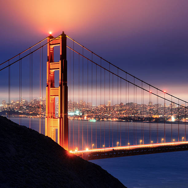 ゴールデンゲートブリッジは、サンフランシスコでのご宿泊 - san francisco county golden gate bridge skyline night ストックフォトと画像