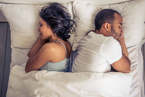 couple afro-américain - sleeping lying on back couple bed photos et images de collection