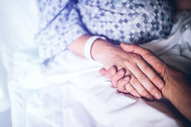 händchenhalten im krankenhausbett - holding hands human hand holding couple stock-fotos und bilder