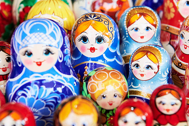 traditionelle russische holz nistpuppen - russian nesting doll gender symbol human gender russian culture stock-fotos und bilder