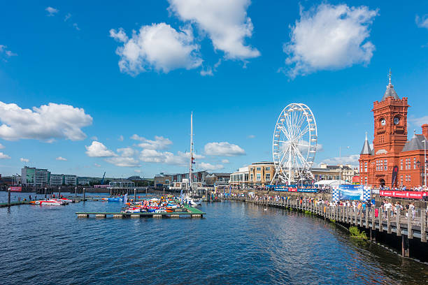 바다의 p1 웨일스 그랑프리를 위한 파워보트 준비 - cardiff wales bay uk 뉴스 사진 이미지