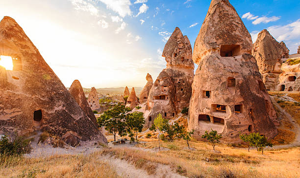 sonnenuntergang in kappadokien, türkei - nevsehir stock-fotos und bilder