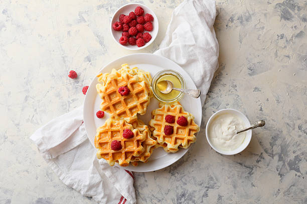 gofres dorados con baya y miel - waffle belgian waffle breakfast fruit fotografías e imágenes de stock