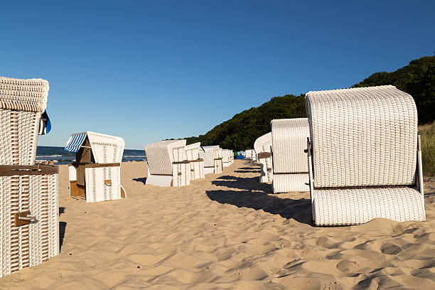 Sillas de playa en la playa en el Mar Báltico, Alemania - foto de stock