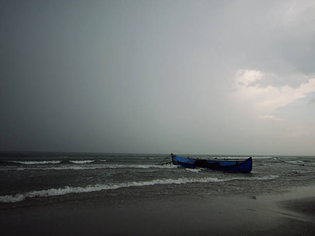 rusty boat on a beach - doremi imagens e fotografias de stock