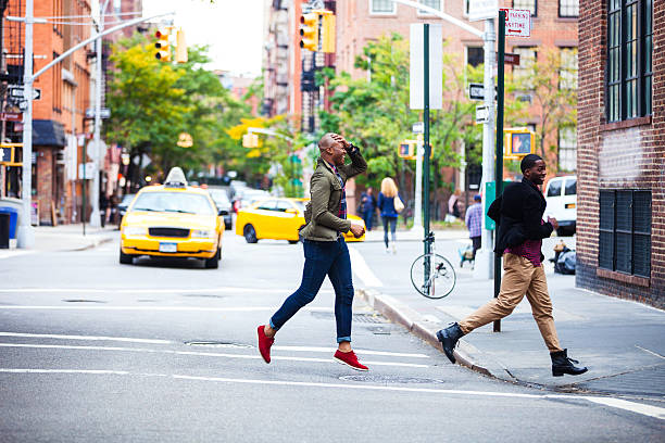 amigos cruzando la calle nueva york - greenwich village fotografías e imágenes de stock