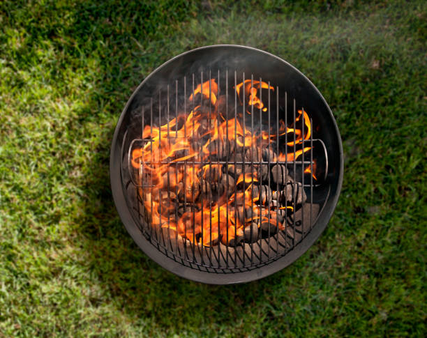 잔디의 뒷마당에서 숯 바베큐 - barbecue grill focus outdoors horizontal 뉴스 사진 이미지