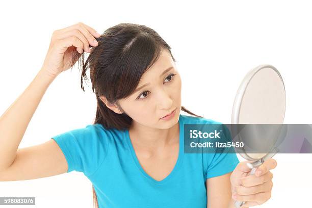 Frau Mit Einem Unruhigen Blick Stockfoto und mehr Bilder von Graues Haar - Graues Haar, Frauen, Japanischer Abstammung