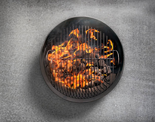 barbecue au charbon de bois sur un patio en béton - grilled photos et images de collection