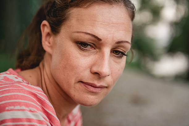 ritratto di triste donna - women crying distraught thinking foto e immagini stock