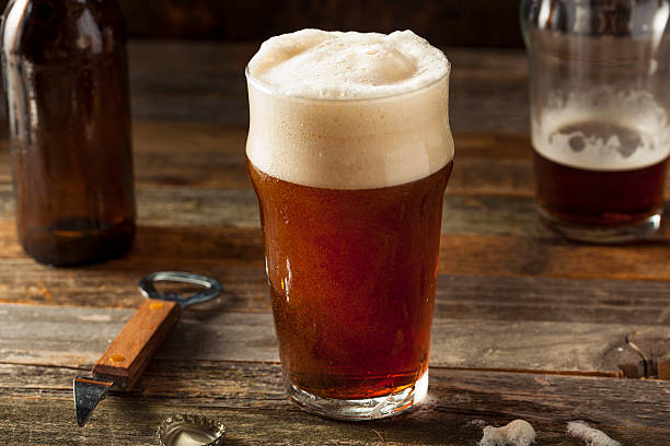освежающий коричневый эль пиво - amber beer стоковые фото и изображения