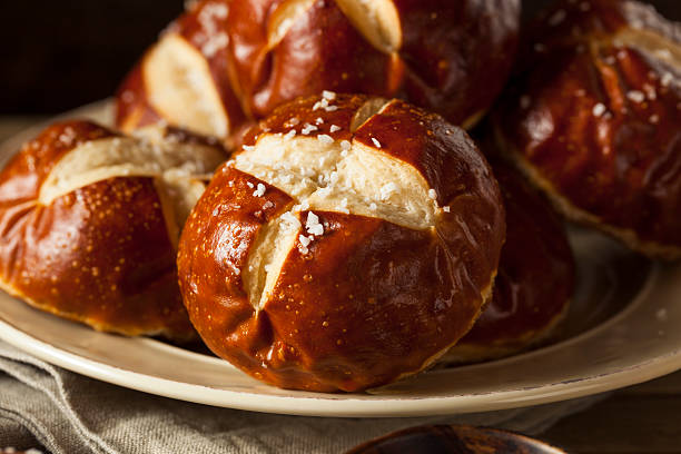 rollos pretzels alemanes caseros - pretzel german culture food salt fotografías e imágenes de stock